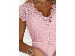 Lehké šifonové šaty s&nbsp;krajkovým výstřihem PINK model 21229563 - numoco 5