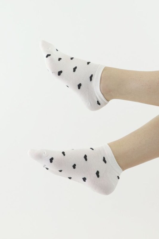 Dámské kotníkové ponožky CSD240-036 černé s bílými srdíčky - Moraj - Doplňky ponožky