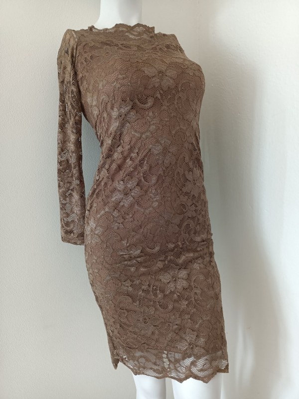 Dámské krajkové šaty model 21219941 hnědé - Koucla