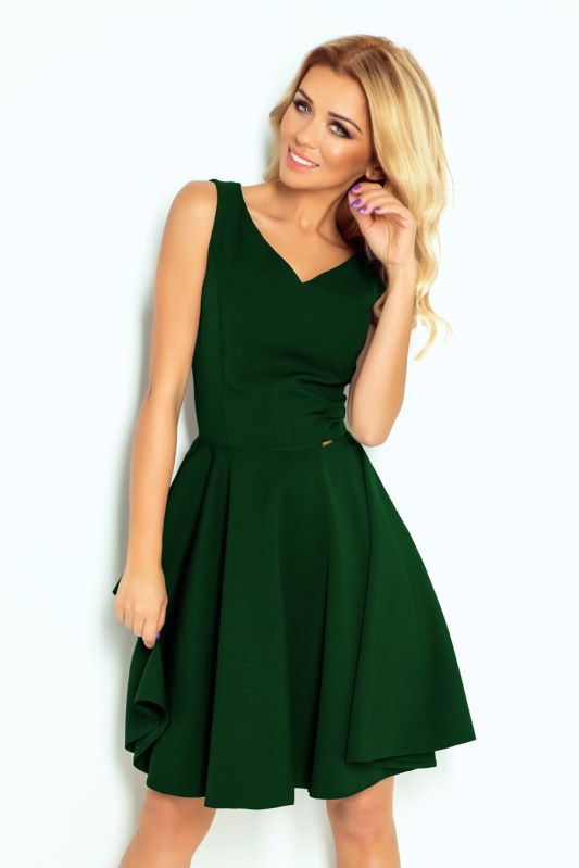 Rozšířené dámské šaty v lahvově zelené barvě s výstřihem ve tvaru srdce model 6703269 - numoco - Doplňky čepice, rukavice a šály