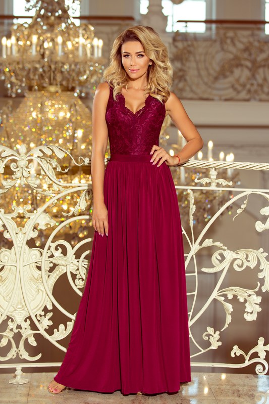 Dlouhé dámské šaty v bordó barvě bez s krajkovým výstřihem model 6710856 - numoco - Doplňky čepice, rukavice a šály