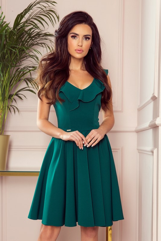 Dámské šaty v lahvově zelené barvě s volánky ve výstřihu model 8403194 - numoco - čepice, rukavice a šály