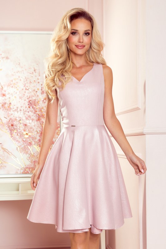 Pudrově růžové dámské rozšířené šaty s a s výstřihem ve tvaru srdce model 17055603 - numoco - Dámské saka