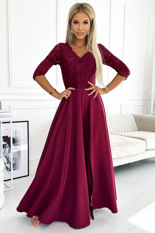 Elegantní dlouhé dámské maxi šaty ve vínové bordó barvě s krajkovým výstřihem model 19047931 - numoco - Doplňky čepice, rukavice a šály