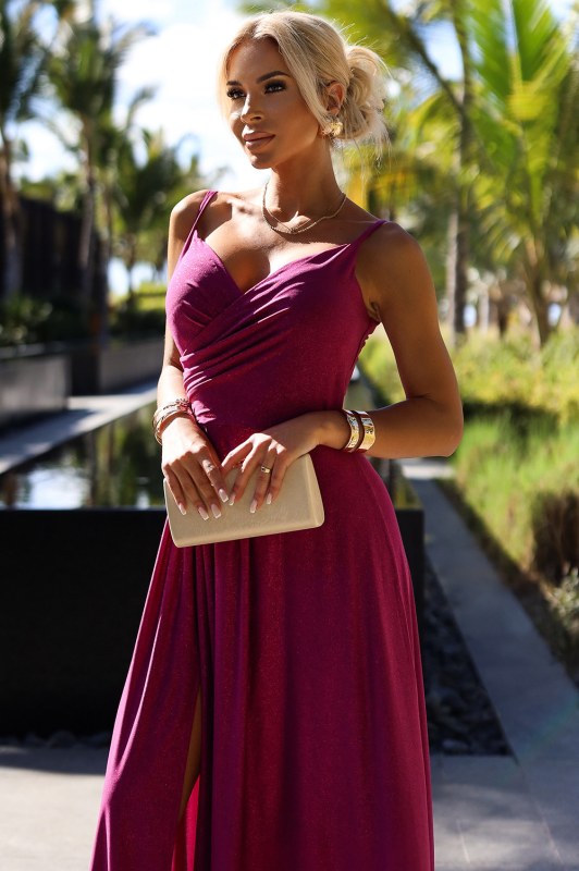 CHIARA Elegantní dlouhé dámské maxi šaty ve fuchsijové barvě s&nbsp;brokátem na ramínkách model 20106506 - numoco - Doplňky čepice, rukavice a&nbsp;šály