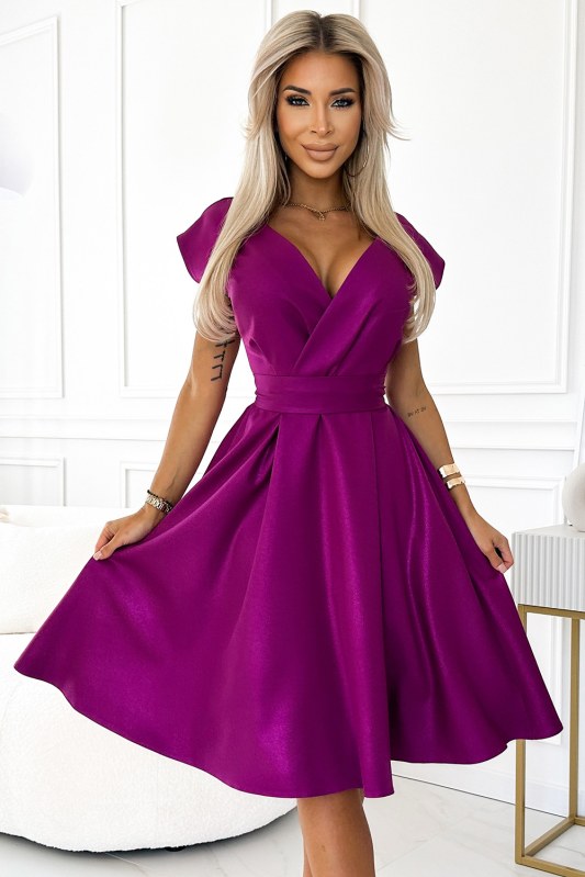 SCARLETT Rozšířené dámské šaty ve fuchsijové barvě s s přeloženým obálkovým výstřihem a páskem model 20141725 - numoco