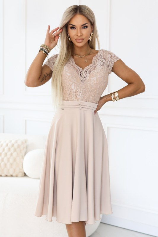 šifonové šaty s krajkovým výstřihem béžové model 22104257 - numoco