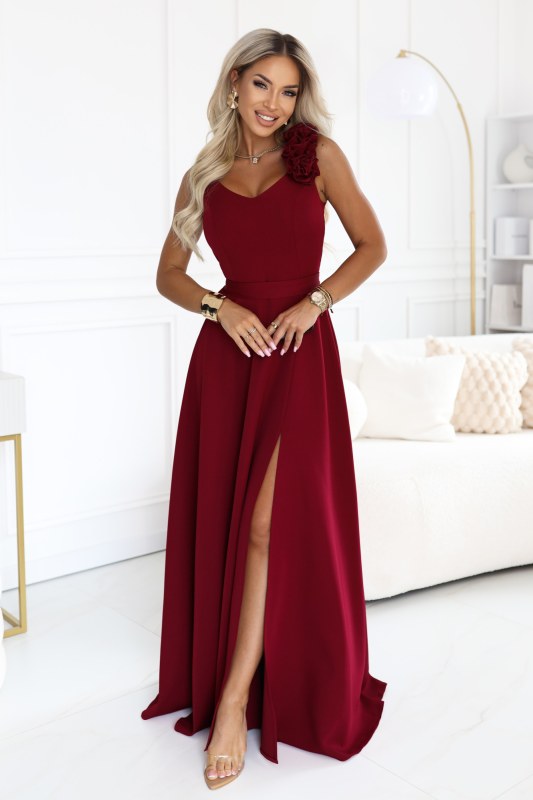 model 22311288 Elegantní večerní maxi šaty s rozparkem a růžemi – vínové - numoco