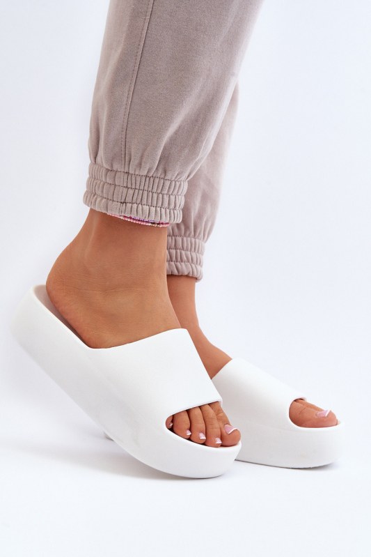 Dámské žabky na tlusté podrážce bílé model 22186926 - SWEET SHOES