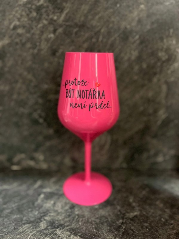 PROTOŽE BÝT model 20985422 NENÍ PR*EL růžová nerozbitná sklenice na víno 470 ml - Giftela