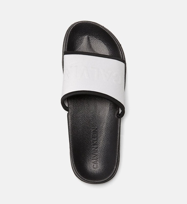 Pantofle KW0KW00514-091 stříbrná - Calvin Klein - čepice, rukavice a šály