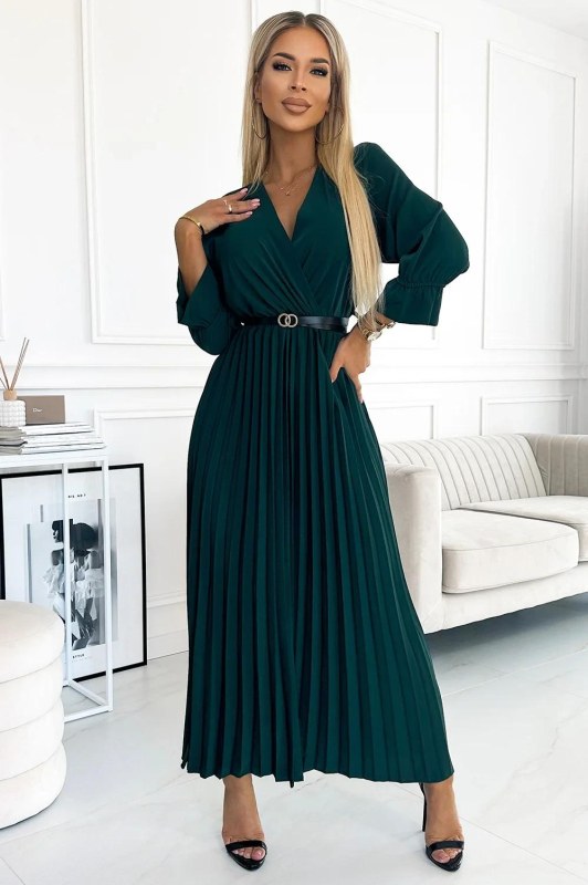 Dámské plisované maxi šaty v&nbsp;lahvově zelené barvě s&nbsp;výstřihem, opaskem a&nbsp;3/4 rukávy model 22592474 - numoco basic - Doplňky čepice, rukavice a&nbsp;šály